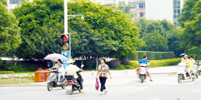 撞上闯红灯的电动车 一招让对方乖乖赔钱